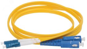 Патч-корд оптический переходной (шнур коммутационный) для одномодового кабеля (SM) 9/125 (OS2) LC/UPC-SC/UPC двойного исполнения (Duplex) LSZH 1м FPC09-LCU-SCU-C2L-1M ITK