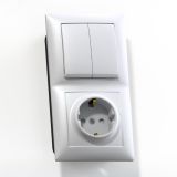 СЕЛЕНА Блок выключатель двухклавишный 10А/ розетка с заземлением со шторками 16А БКВР-415 скрытый белый 8205 Кунцево-Электро