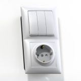СЕЛЕНА Блок выключатель трехклавишный 10А/ розетка с заземлением со шторками 16А БКВР-416 скрытый белый 8206 Кунцево-Электро