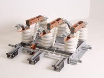 Разъединитель высоковольтный РВЗ-10/1000-I УХЛ2 фарфор в комплекте с приводами и вилками  9422401 Вологодский ЭМЗ